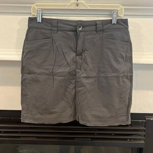 Eddie Bauer women’s golf skirt. Size 2. 17” length.